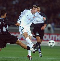 (4)Real Madrid down Olimpia 2-0 to win Toyota Cup